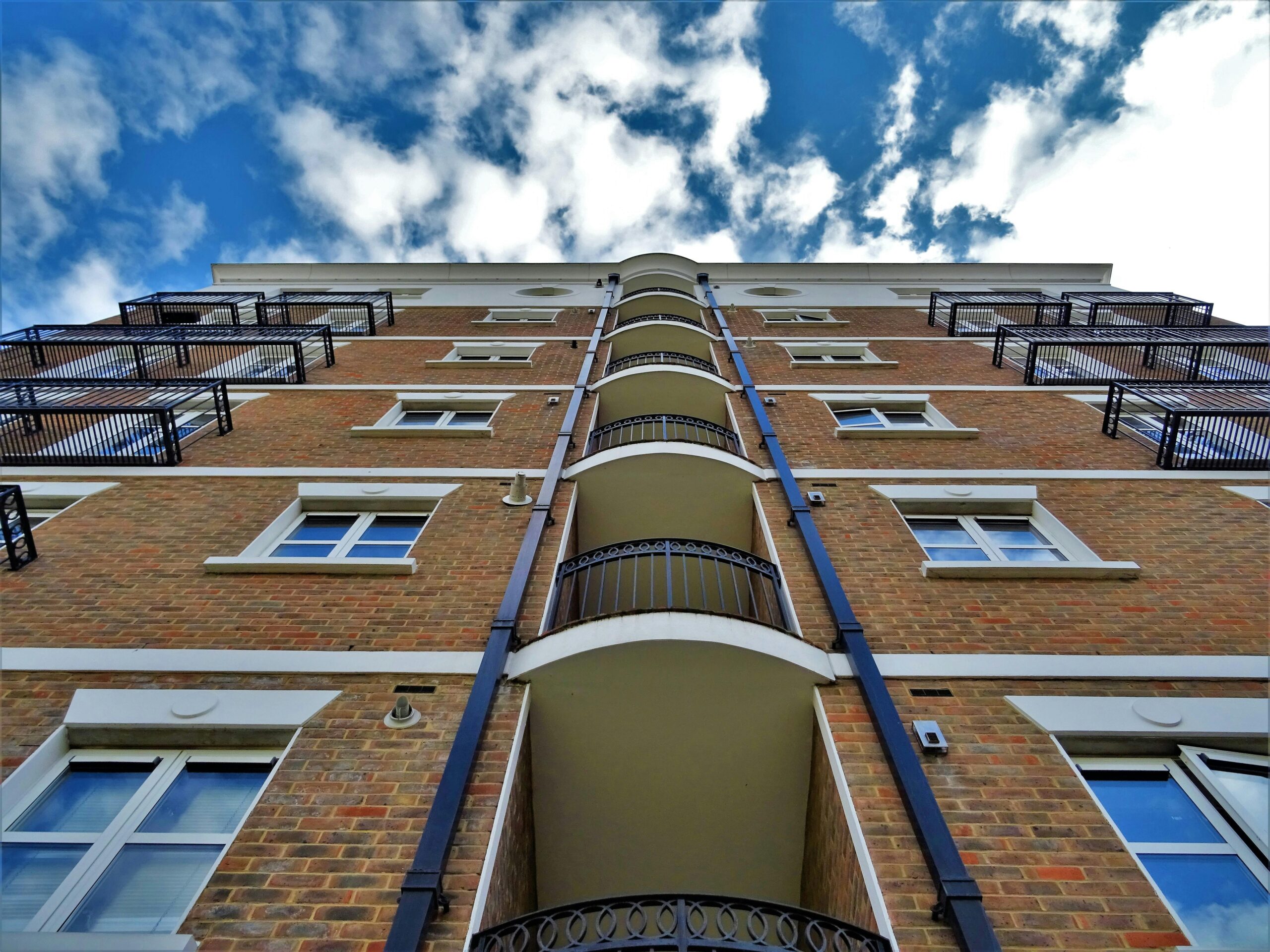 Real Estate 33 pexels sevenstormphotography 981916 scaled